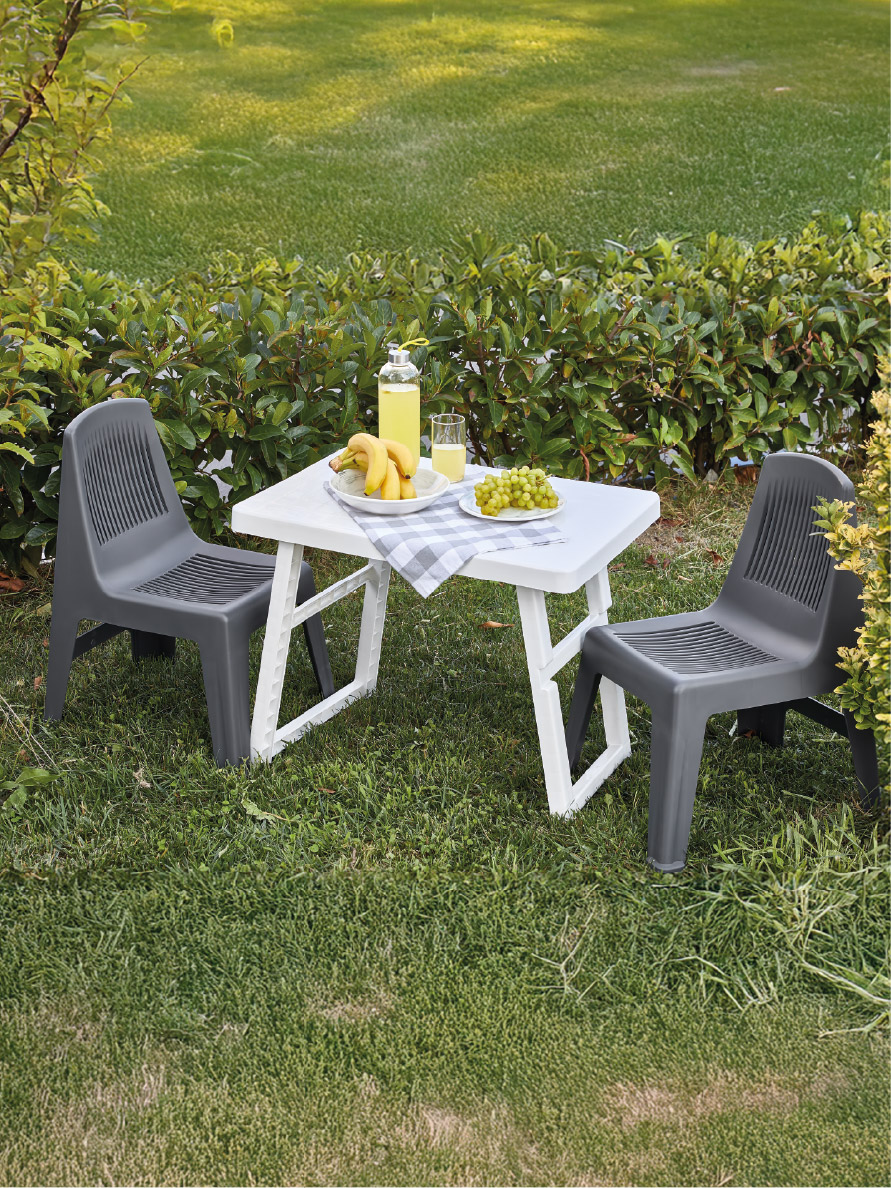 STOOLS & TABLES